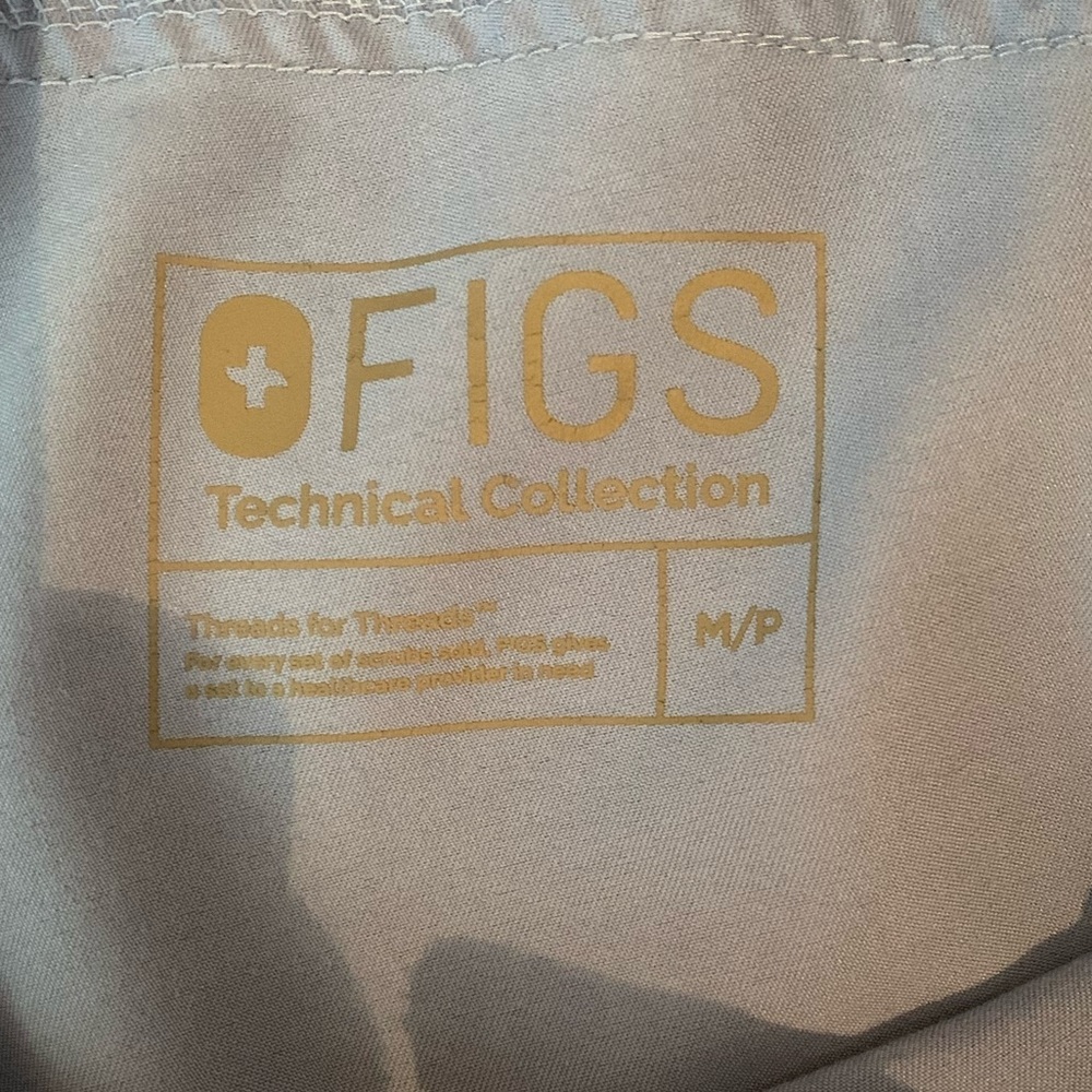 FIGS
Kade 
Petite Cargo Scrub Pants
